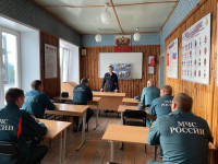 Сотрудник Госавтоинспекции Ирбита провел профилактическую беседу с сотрудниками МЧС