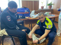 В Ирбите для сотрудников ГИБДД проведены занятия по оказанию первой доврачебной помощи с использованием специальных медицинских укладок