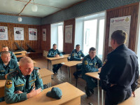 Сотрудник Госавтоинспекции Ирбита провел профилактическую беседу с сотрудниками МЧС