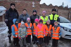 В Ирбите сотрудники полиции и общественники провели акцию «Пристегни самого дорогого!»