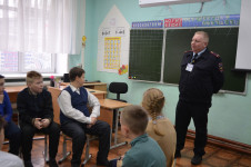 Заместитель начальника ОУУПиПДН ОВД Ирбита Роман Брызгалов рассказал школьникам о профессии полицейского