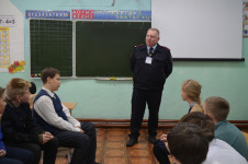 Заместитель начальника ОУУПиПДН ОВД Ирбита Роман Брызгалов рассказал школьникам о профессии полицейского