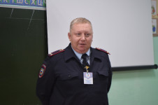 Заместитель начальника ОУУПиПДН ОВД Ирбита Роман Брызгалов рассказал школьникам о профессии полицейского