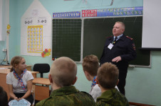 Заместитель начальника ОУУПиПДН ОВД Ирбита Роман Брызгалов рассказал школьникам о профессии полицейского