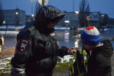 В Ирбите сотрудники ГИБДД совместно с отрядом ЮИД школы №9 провели акцию «Засветись! Стань заметнее на дороге!»