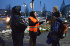В Ирбите сотрудники ГИБДД совместно с отрядом ЮИД школы №9 провели акцию «Засветись! Стань заметнее на дороге!»