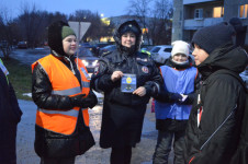 В Ирбите сотрудники ГИБДД совместно с отрядом ЮИД школы №9 провели акцию «Засветись! Стань заметнее на дороге!»