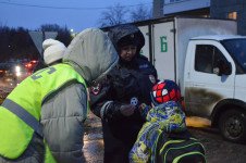В Ирбите сотрудники ГИБДД совместно с отрядом ЮИД школы №9 провели акцию «Засветись! Стань заметнее на дороге!»