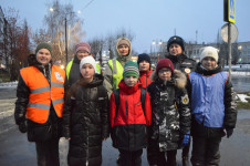 В Ирбите сотрудники ГИБДД совместно с отрядом ЮИД школы №9 провели акцию «Засветись! Стань заметнее на дороге!»