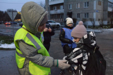 В Ирбите сотрудники ГИБДД совместно с отрядом ЮИД школы №9 провели акцию «Засветись! Стань заметнее на дороге!»