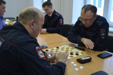 В Ирбите сотрудники полиции и ветераны МВД приняли участие в турнире по шашкам