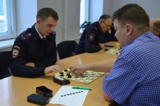 В Ирбите сотрудники полиции и ветераны МВД приняли участие в турнире по шашкам