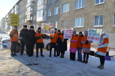 В Ирбите волонтеры и сотрудники Госавтоинспекции провели акцию «День памяти жертв ДТП»