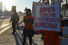 В Ирбите волонтеры и сотрудники Госавтоинспекции провели акцию «День памяти жертв ДТП»