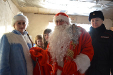 Сотрудники полиции Ирбита и члены Общественного совета при МО МВД России «Ирбитский» принимают участие в акции «Полицейский Дед Мороз»