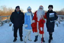 Сотрудники полиции Ирбита и члены Общественного совета при МО МВД России «Ирбитский» принимают участие в акции «Полицейский Дед Мороз»