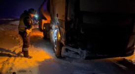 Сотрудники Госавтоинспекции Ирбита выясняют причины и обстоятельства ДТП с участием бензовоза и легкового автомобиля