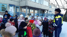 Сотрудники Госавтоинспекции г. Ирбита проводят экскурсии к патрульному автомобилю