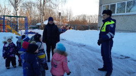 Сотрудники Госавтоинспекции г. Ирбита проводят экскурсии к патрульному автомобилю