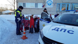 Сотрудники Госавтоинспекции г. Ирбита проводят экскурсии к патрульному автомобилю