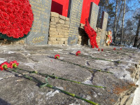 В Ирбите студенты, полицейские и общественники расчистили воинский мемориал