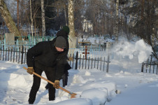 В Ирбите студенты, полицейские и общественники расчистили воинский мемориал