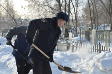 В Ирбите студенты, полицейские и общественники расчистили воинский мемориал
