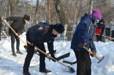 В Ирбите студенты, полицейские и общественники расчистили воинский мемориал