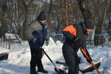 В Ирбите студенты, полицейские и общественники расчистили воинский мемориал