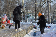 В Ирбите студенты, полицейские и общественники расчистили воинский мемориал
