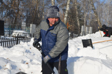 В Ирбите студенты, полицейские и общественники расчистили воинский мемориал