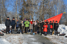 В Ирбите студенты, полицейские и общественники расчистили воинский мемориал