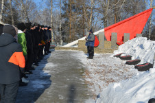 В Ирбите студенты, полицейские и общественники расчистили воинский мемориал
