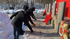 В Ирбите студенты, полицейские и общественники расчистили воинский мемориал