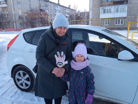 Отряд ЮИД "Светофорик" МБДОУ №20 г. Ирбита совместно с сотрудником Госавтоинспекции провели акцию "Ладошка безопасности"