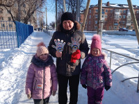 Отряд ЮИД "Светофорик" МБДОУ №20 г. Ирбита совместно с сотрудником Госавтоинспекции провели акцию "Ладошка безопасности"