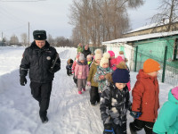 Сотрудники Госавтоинспекции проводят профилактические акции «Шагающий автобус»