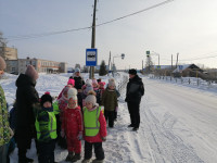Сотрудники Госавтоинспекции проводят профилактические акции «Шагающий автобус»