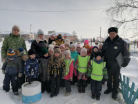 Сотрудники Госавтоинспекции проводят профилактические акции «Шагающий автобус»