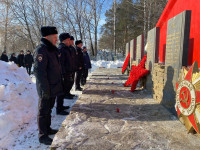 В Ирбите студенты, полицейские и общественники расчистили воинский мемориал