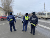 Одними из первых с цветами вместо протоколов на дороги области вышли автоинспекторы г. Ирбита