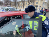 Одними из первых с цветами вместо протоколов на дороги области вышли автоинспекторы г. Ирбита