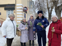 Одними из первых с цветами вместо протоколов на дороги области вышли автоинспекторы г. Ирбита
