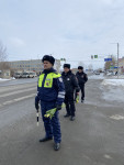 Одними из первых с цветами вместо протоколов на дороги области вышли автоинспекторы г. Ирбита