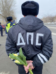 Одними из первых с цветами вместо протоколов на дороги области вышли автоинспекторы г. Ирбита