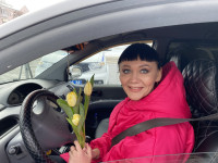 Одними из первых с цветами вместо протоколов на дороги области вышли автоинспекторы г. Ирбита