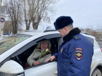 Одними из первых с цветами вместо протоколов на дороги области вышли автоинспекторы г. Ирбита