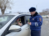 Одними из первых с цветами вместо протоколов на дороги области вышли автоинспекторы г. Ирбита