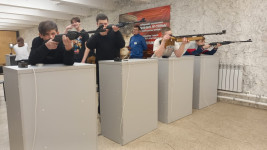 Точно в цель. Соревнованиями по стрельбе из пневматической винтовки продолжилась Спартакиада среди общеобразовательных школ