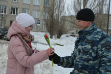 В Ирбите сотрудники полиции в рамках ежегодной акции «8 Марта – В каждый Дом» поздравили женщин с наступающим праздником – Международным женским днем